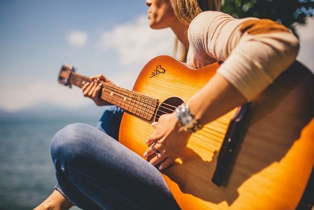 Je suis gaucher. Comment jouer de la guitare ?