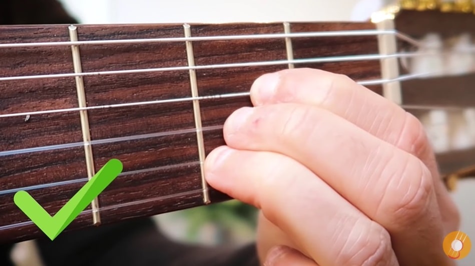 Bonne posture accord de guitare - La Guitare en 3 Jours