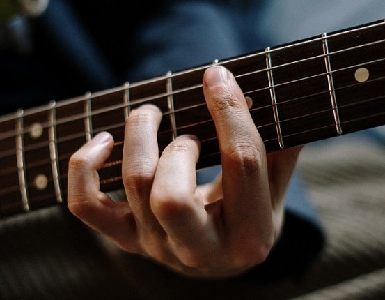 Comment jouer des arpèges à la guitare - tuto guitare facile