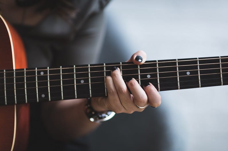 Comment passer de l’accord de Sol vers l’accord de Ré facilement à la guitare